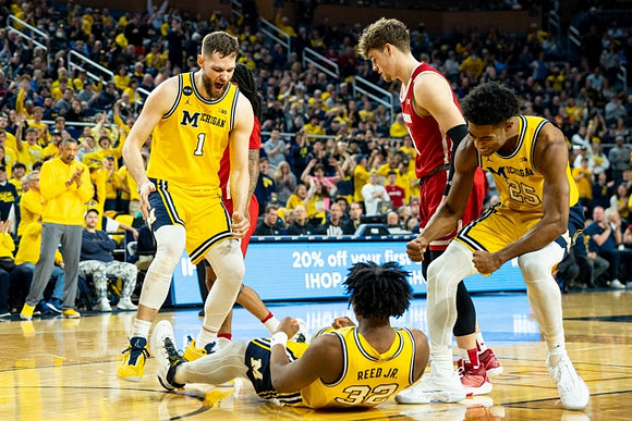 Hunter Dickinson (1), Tarris Reed Jr. (32), and Jace Howard (25)