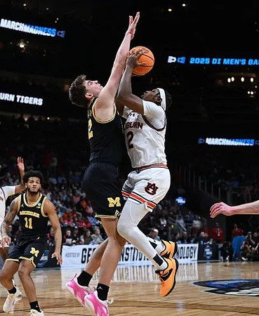 Roddy Gayle Jr. (11) and Will Tschetter (42)