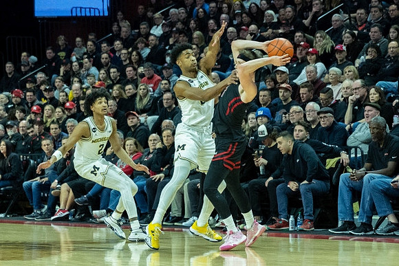 Jace Howard (25) and Kobe Bufkin (2)