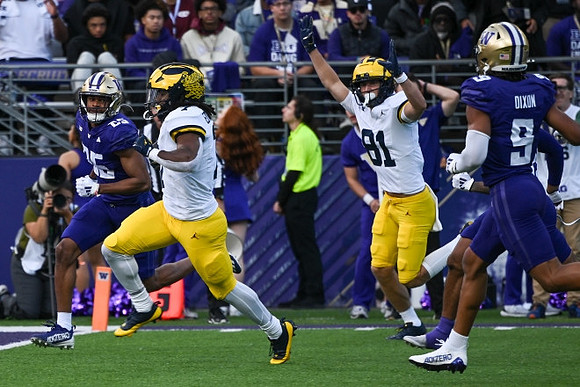 Donovan Edwards (7) and Peyton O'Leary (81)