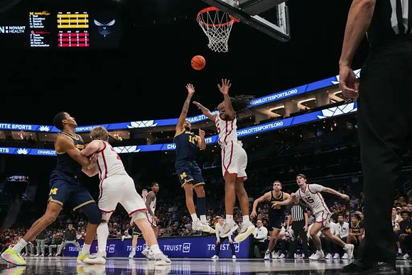 Nimari Burnett (4), Roddy Gayle Jr. (11), Danny Wolf (1), and Will Tschetter (42)