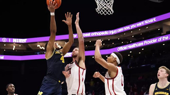 Nimari Burnett (4) and Danny Wolf (1)