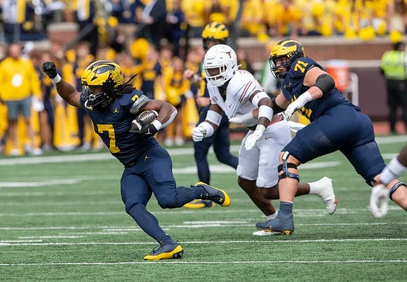 Donovan Edwards (7) and Evan Link (71)