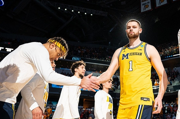 Hunter Dickinson (1) and Michigan Team
