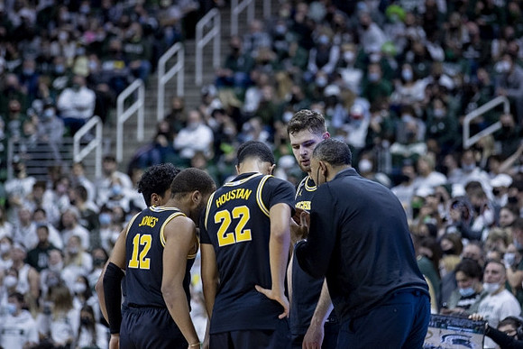 Eli Brooks (55), DeVante' Jones (12), Caleb Houstan (22), Hunter Dickinson (1), and Juwan Howard