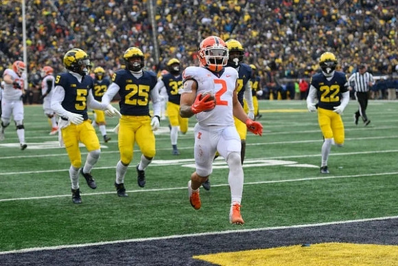 DJ Turner (5), Michael Barrett (23), Junior Colson (25), Jaylen Harrell (32), and Gemon Green (22)