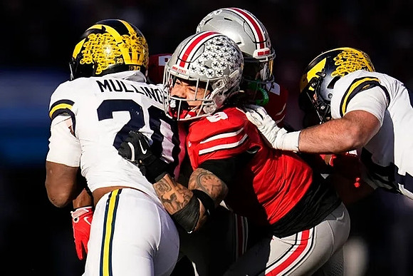 Kalel Mullings (20) and Max Bredeson (44)
