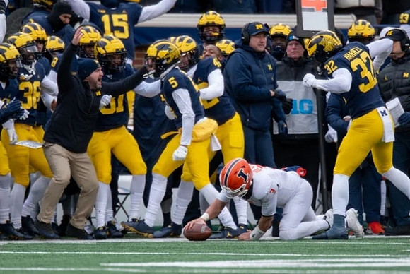Jaylen Harrell (32), Mike Elston, and Michigan Team