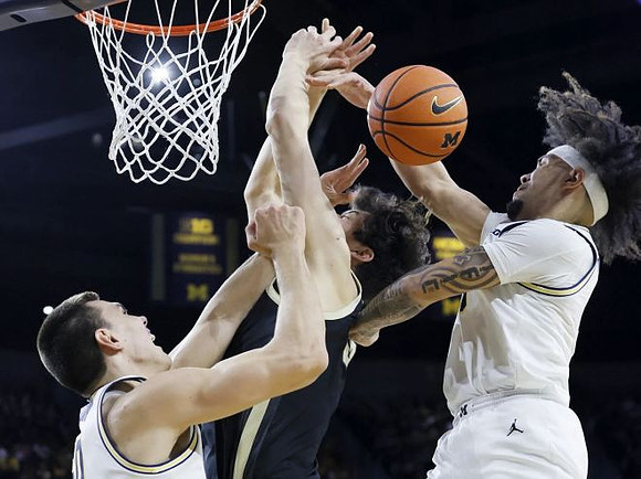 Vladislav Goldin (50) and Tre Donaldson (3)