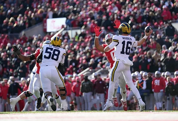 Giovanni El-Hadi (58) and Davis Warren (16)
