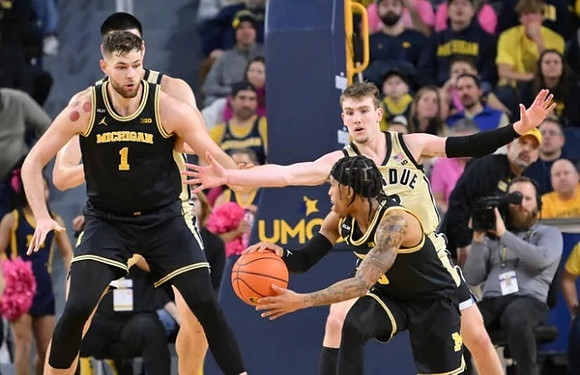 Hunter Dickinson (1) and Dug McDaniel (0)