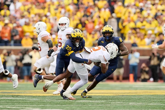 Jyaire Hill (20) and Derrick Moore (8)