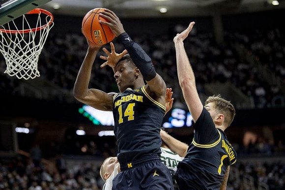 Moussa Diabate (14) and Hunter Dickinson (1)