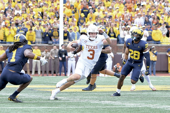 Jaishawn Barham (1) and Quinten Johnson (28)