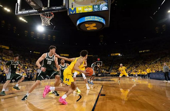 Justin Pippen (10) and Rubin Jones (15)