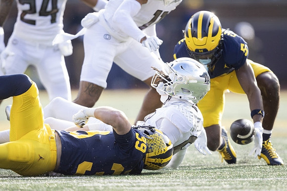 Joe Taylor (39) and C.J. Charleston (5)