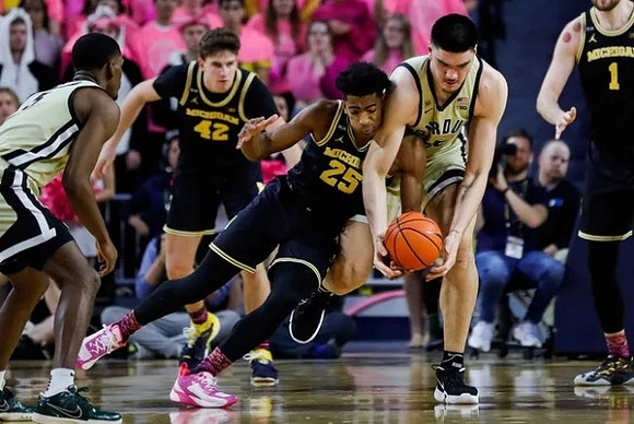 Will Tschetter (42), Jace Howard (25), and Hunter Dickinson (1)