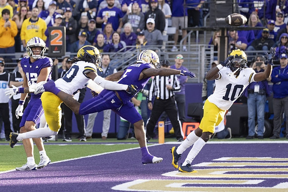 Jyaire Hill (20) and Zeke Berry (10)