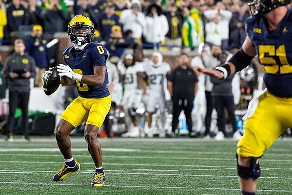 Semaj Morgan (0) and Greg Crippen (51)