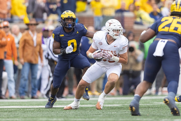 Josaiah Stewart (0) and Rayshaun Benny (26)