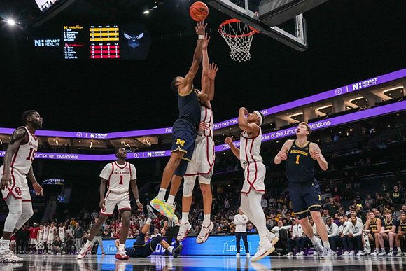 Nimari Burnett (4) and Danny Wolf (1)