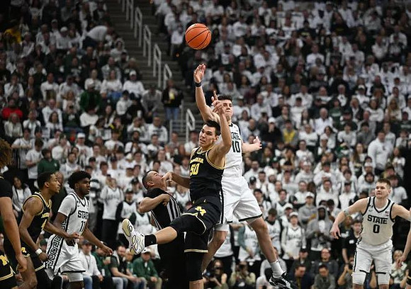 Nimari Burnett (4) and Vladislav Goldin (50)