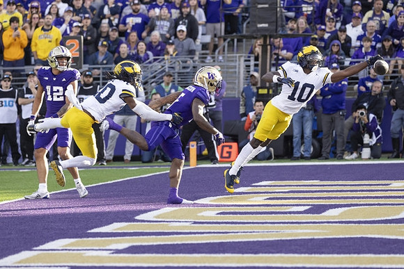 Jyaire Hill (20) and Zeke Berry (10)
