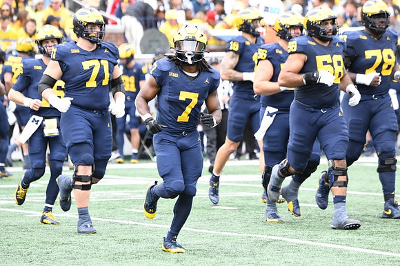 Donovan Edwards (7) and Michigan Team