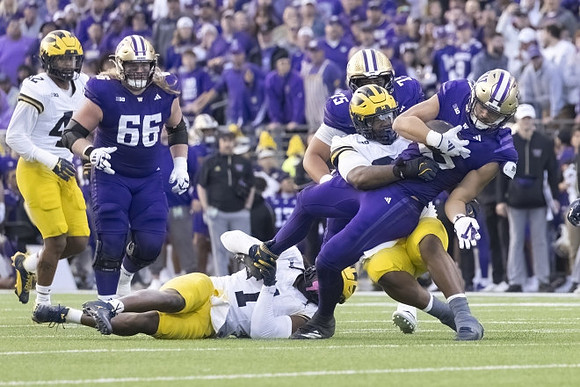 Jaishawn Barham (1) and TJ Guy (42)