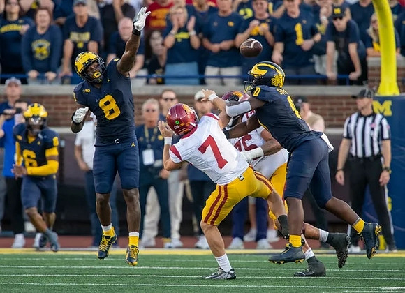 Derrick Moore (8) and Josaiah Stewart (0)