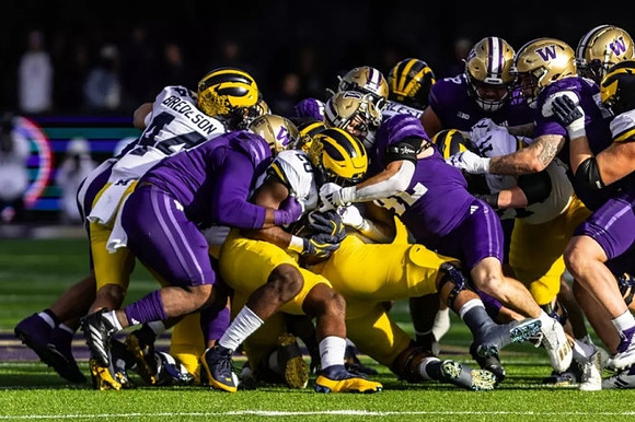 Max Bredeson (44) and Kalel Mullings (20)