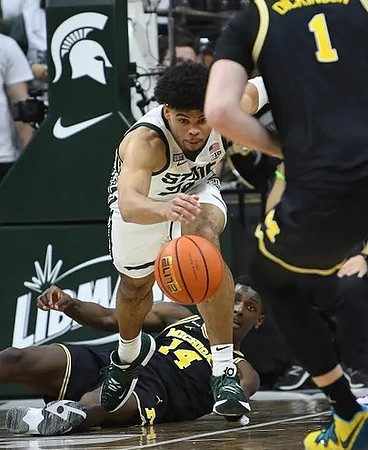 Moussa Diabate (14) and Hunter Dickinson (1)