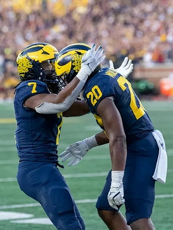 Donovan Edwards (7) and Kalel Mullings (20)