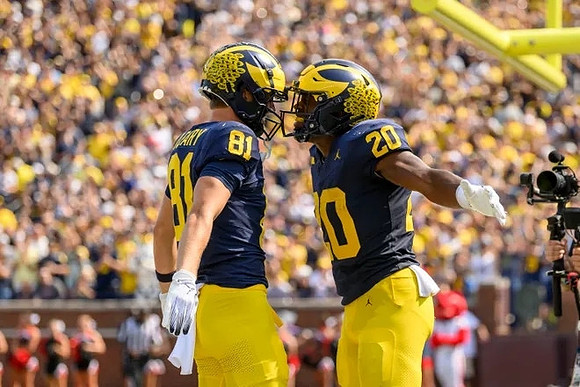 Peyton O'Leary (81) and Kalel Mullings (20)