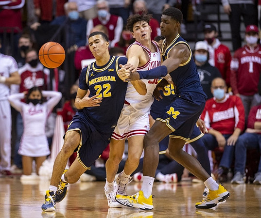 Caleb Houstan (22), Moussa Diabate (14), and Eli Brooks (55)