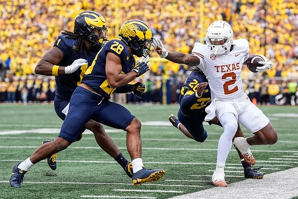 Jaishawn Barham (1), Quinten Johnson (28), and Jyaire Hill (20)