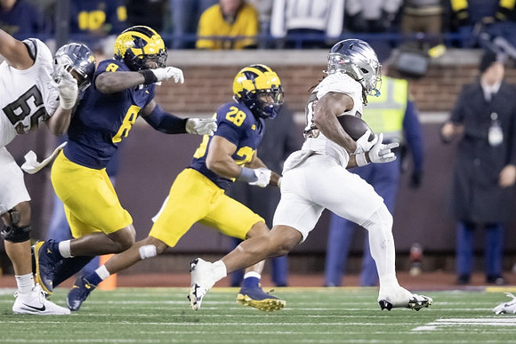 Derrick Moore (8) and Quinten Johnson (28)