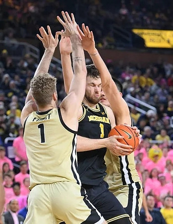 Hunter Dickinson (1)