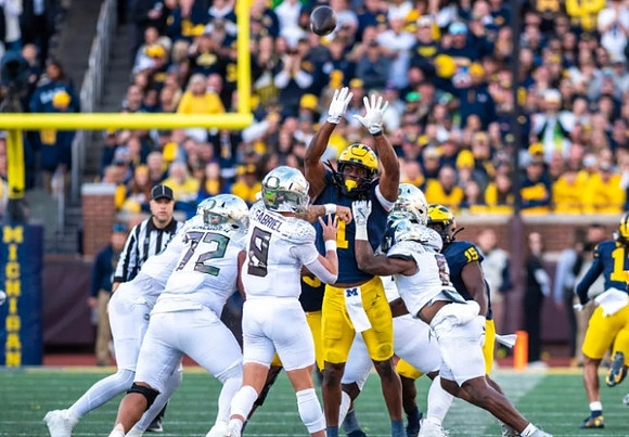 Jaishawn Barham (1) and Ernest Hausmann (15)