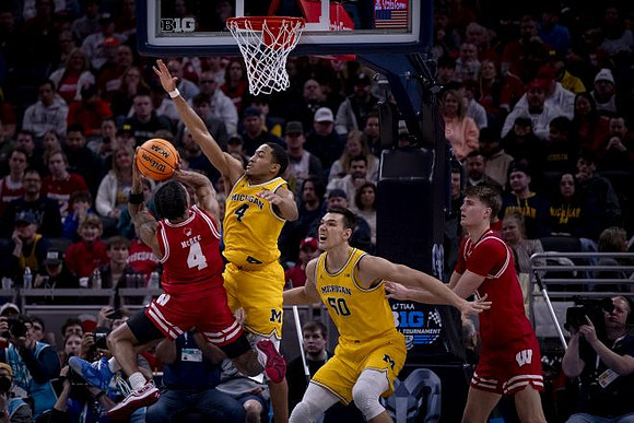Nimari Burnett (4) and Vladislav Goldin (50)