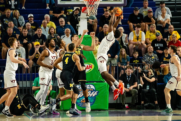 Nimari Burnett (4) and Vladislav Goldin (50)