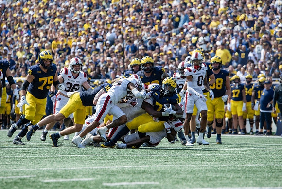 Donovan Edwards (7) and Michigan Team