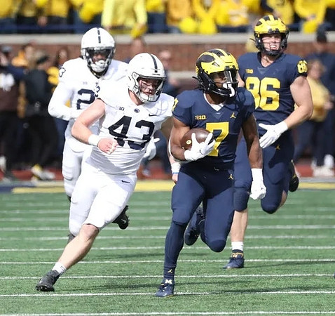 Donovan Edwards (7) and Luke Schoonmaker (86)