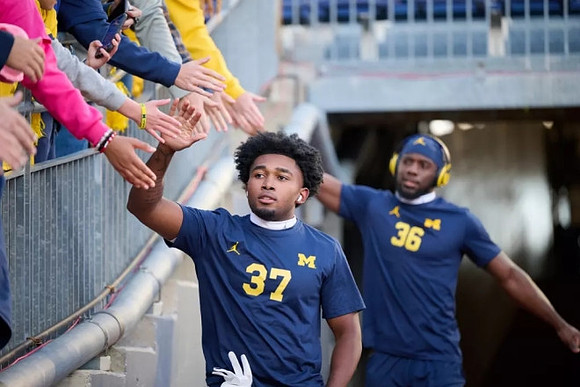 Micah Davis (37) and Keshaun Harris (36)