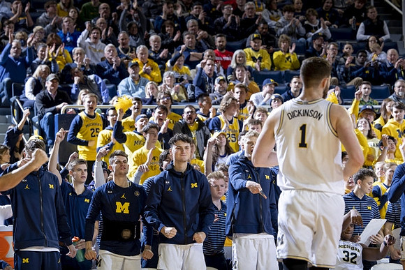 Hunter Dickinson (1) and Michigan Team