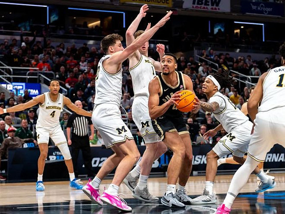 Tre Donaldson (3), Will Tschetter (42), Danny Wolf (1), Rubin Jones (15), and Roddy Gayle Jr. (11)