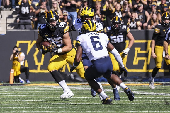 Junior Colson (25) and R.J. Moten (6)
