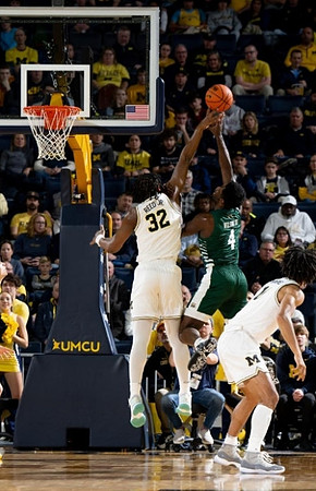 Tarris Reed Jr. (32) and Isaiah Barnes (11)