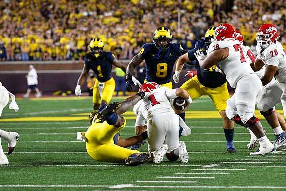 Jaishawn Barham (1) and Derrick Moore (8)