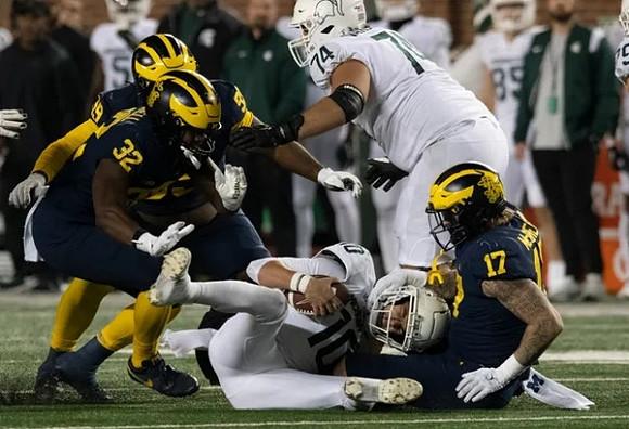 Rod Moore (19), Jaylen Harrell (32), and Braiden McGregor (17)